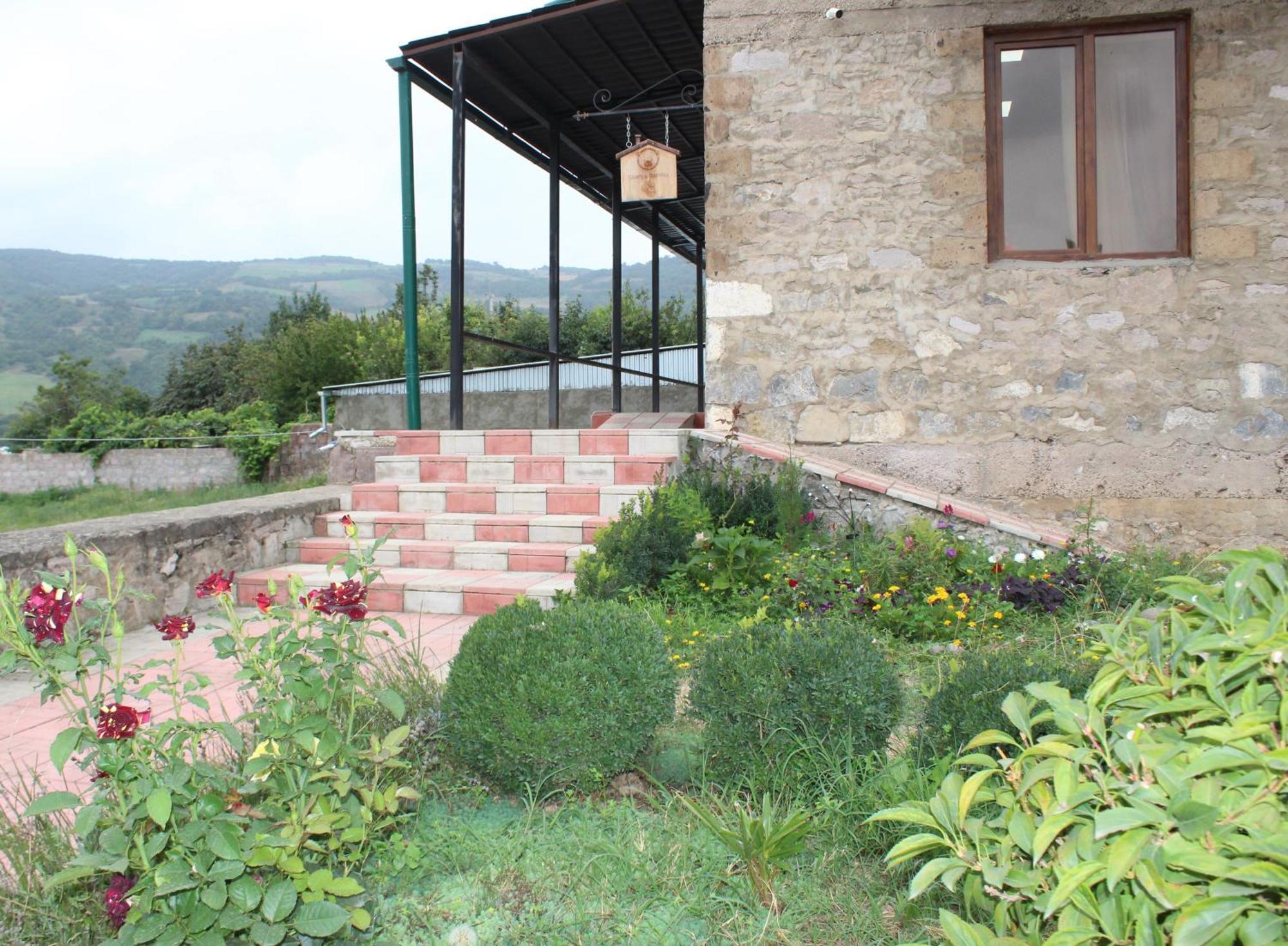 Bears And Berries Hotel Berd Kültér fotó