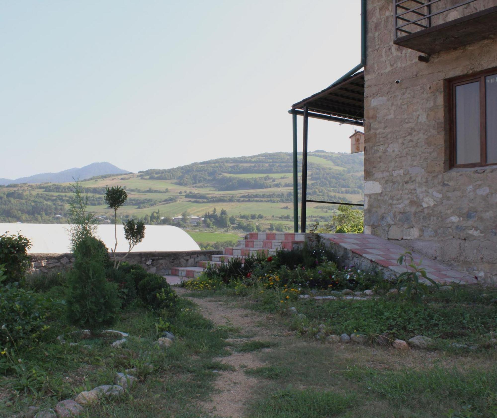 Bears And Berries Hotel Berd Kültér fotó